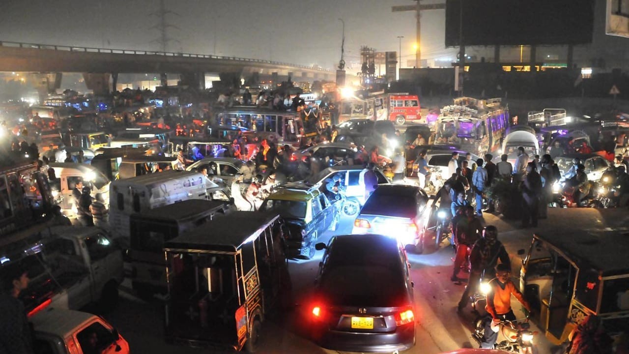 Major traffic jam hits parts of Karachi