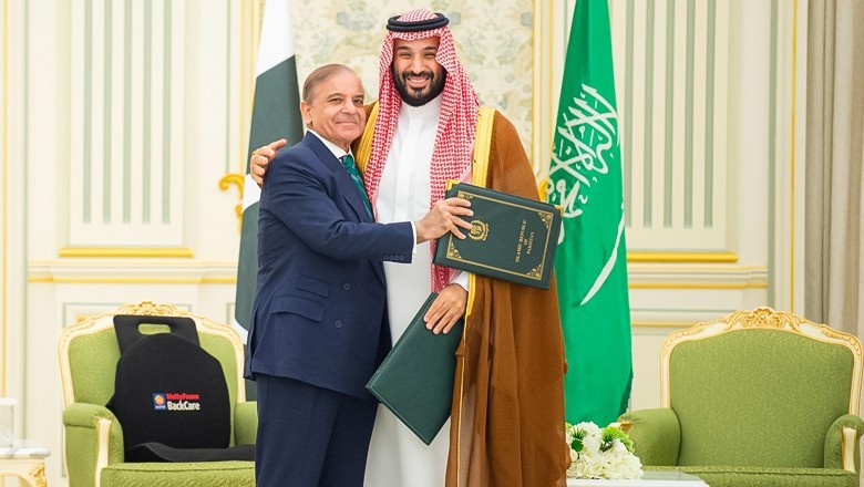 Pakistan, Saudi Arabia sign 'historic' mutual defence deal