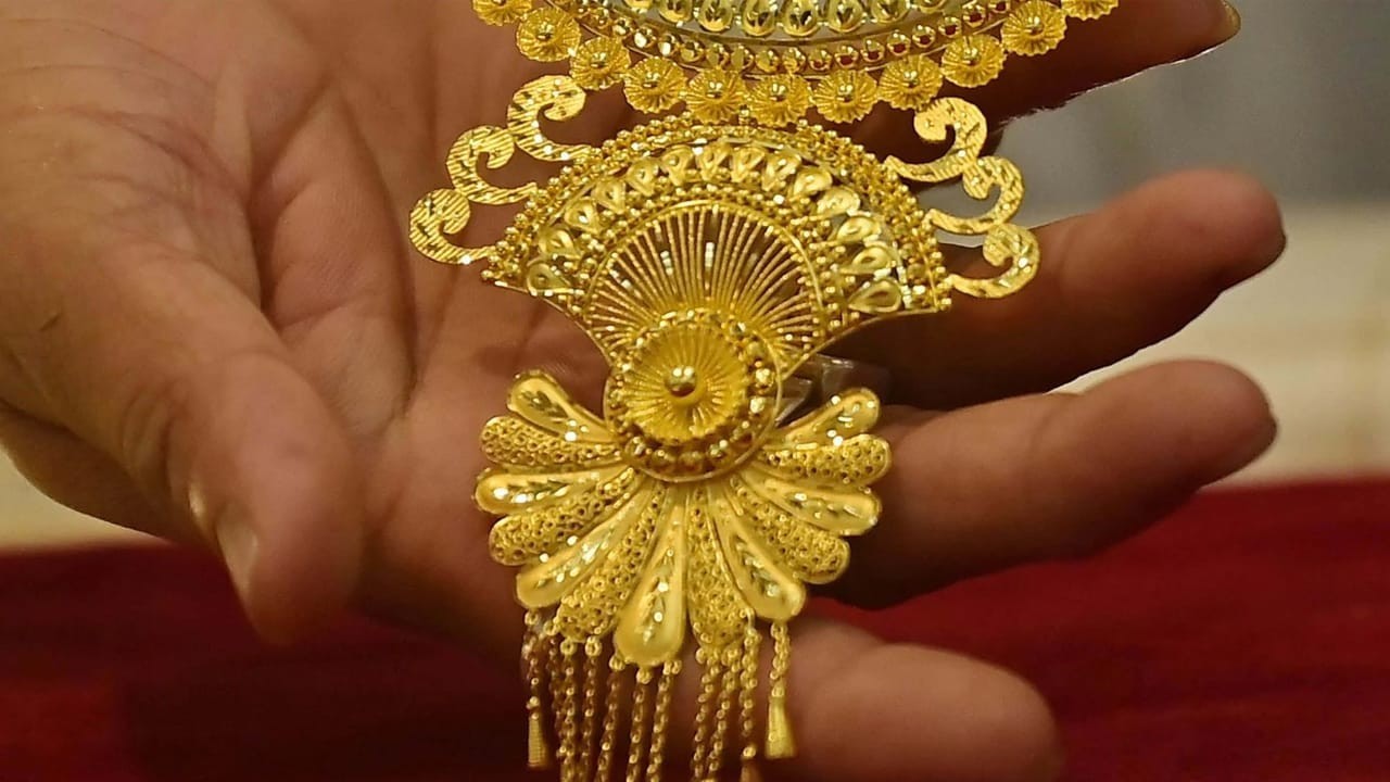 Gold price surges to Rs398,800 per tola in Pakistan, sets new record