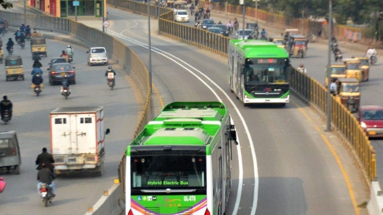 Farooq Sattar criticises Sindh govt, mayor over stalled Karachi projects