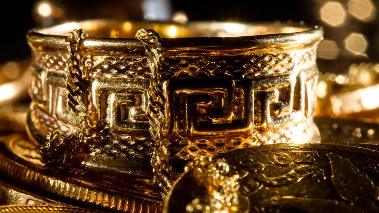 Gold price rises Rs5,900 per tola in Pakistan as global demand strengthens