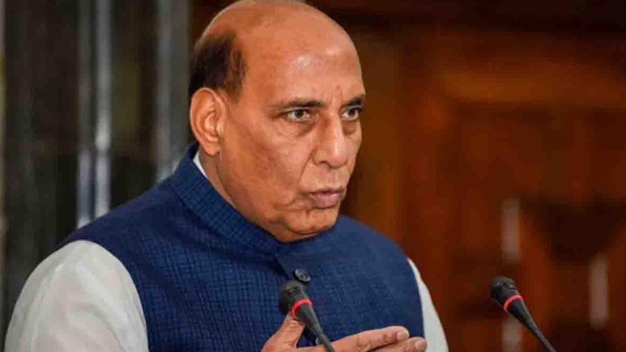 Indian defence minister threatens to attack Karachi through Sir Creek