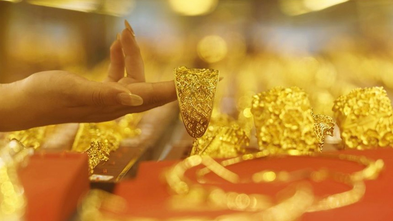Gold prices steady, silver hits new record in Pakistan