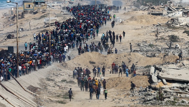 Israel violates ceasefire as world leaders welcome peace in Gaza