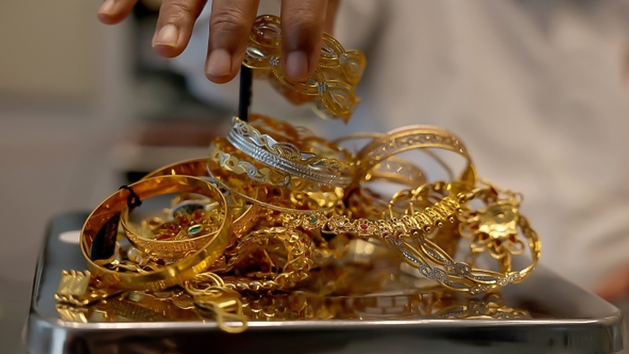 Gold price tumbles by Rs10,600 in local market