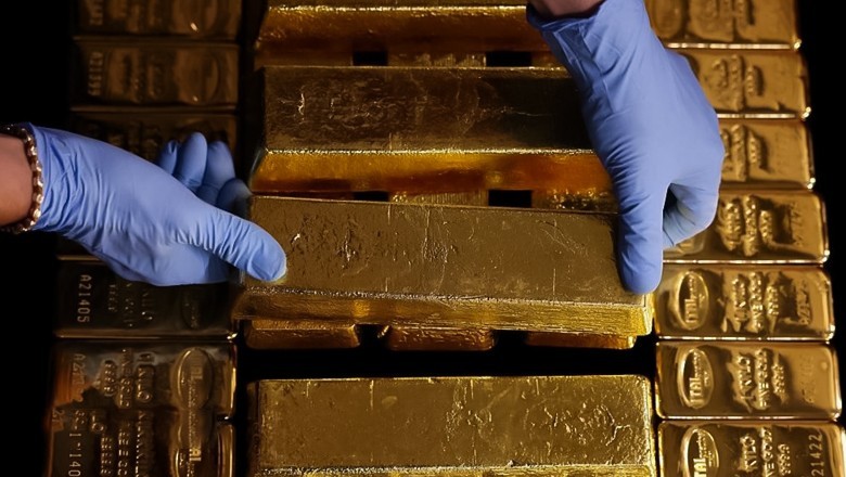 Gold prices hold ground at Rs444,900 per tola