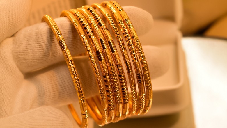 Gold prices crash amid massive decline of over Rs7,000 per tola