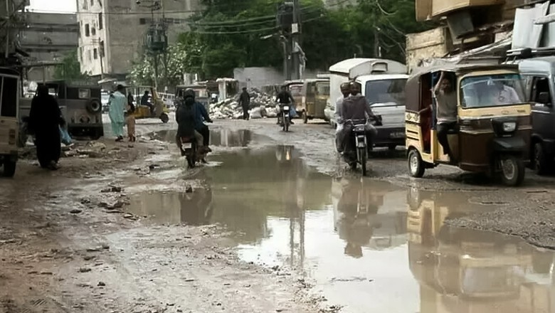 MQM seeks suspension of e-challan system amid Karachi’s poor road infrastructure