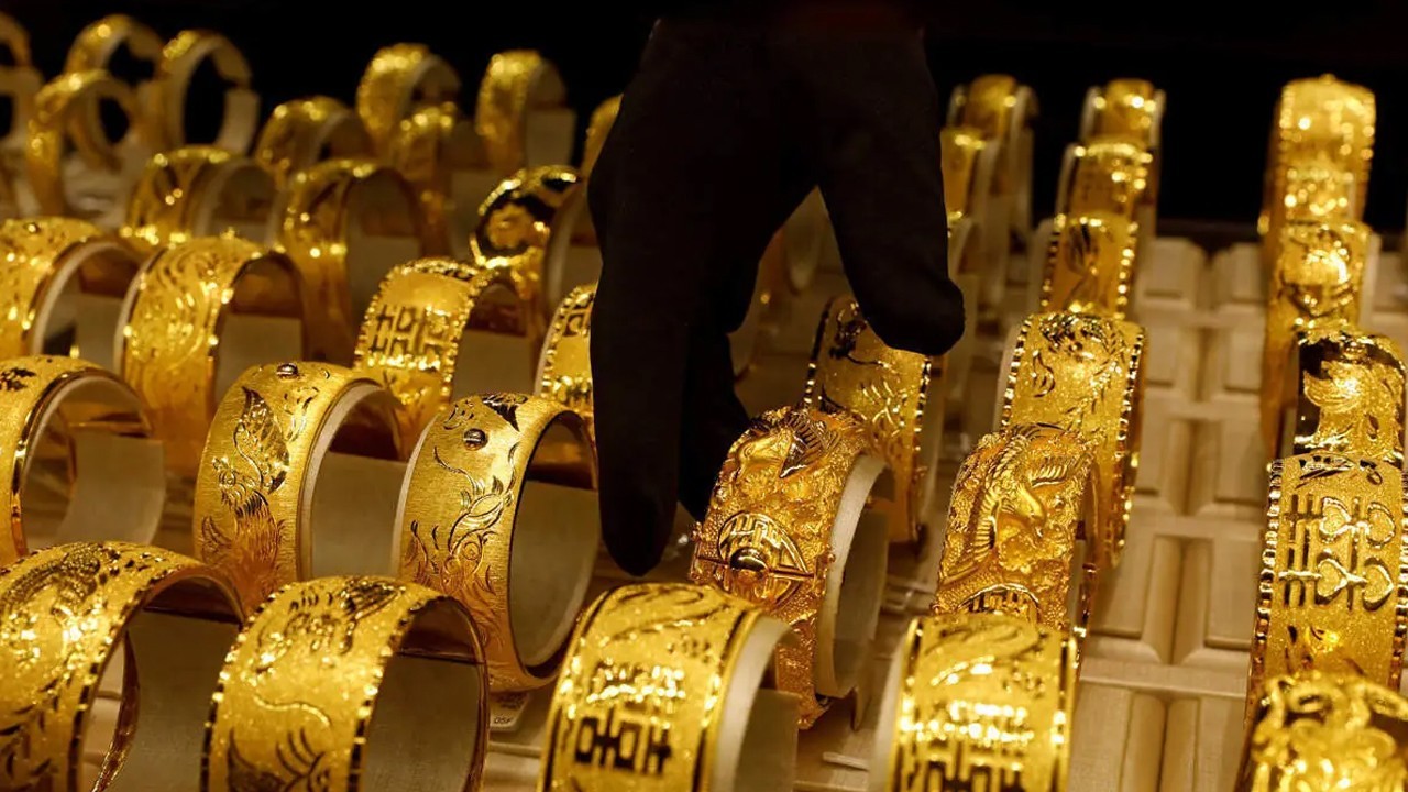 Gold prices slide to Rs439,762 per tola after Rs3,300 fall