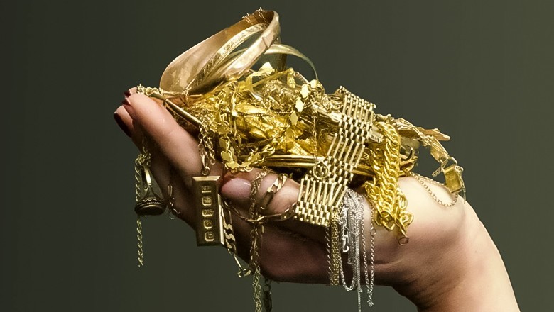 Gold prices take a sharp dip of Rs9,100 per tola