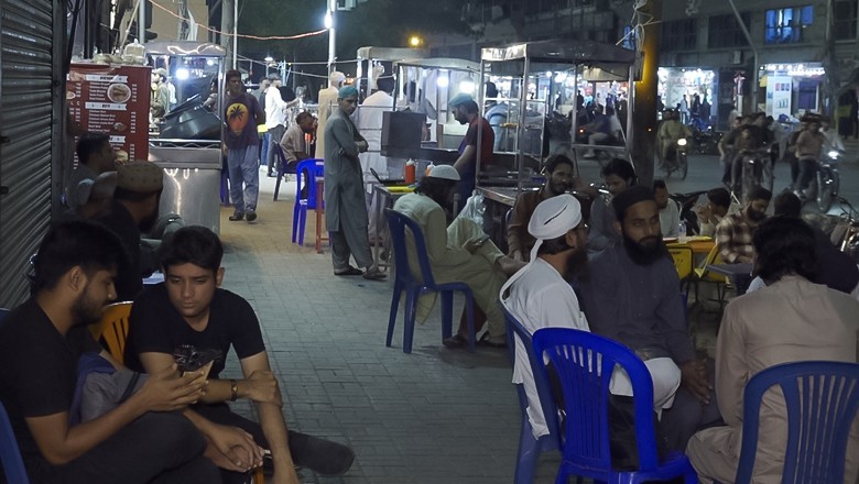 Karachi eateries barred from using walkways for outdoor seating