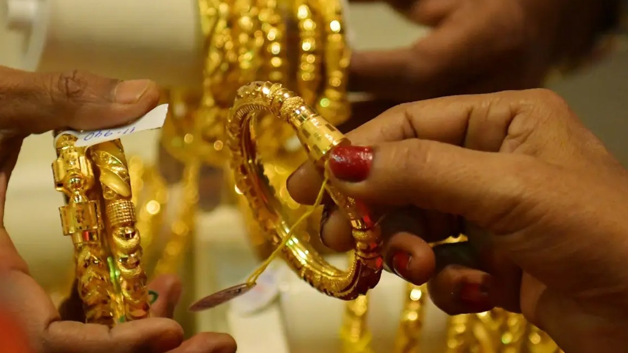 Gold price rises by Rs2,300 after a day of stability