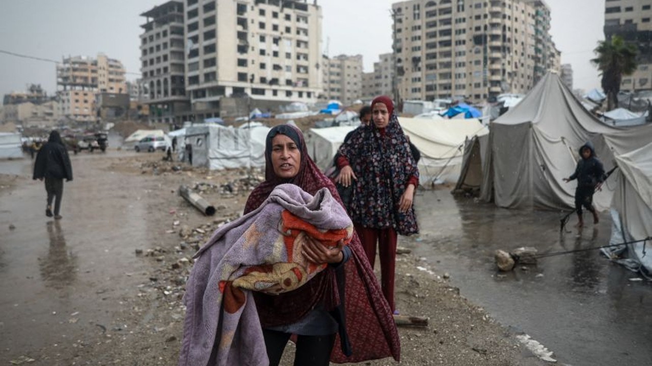 Heavy rains worsen plight of displaced Palestinians in Gaza