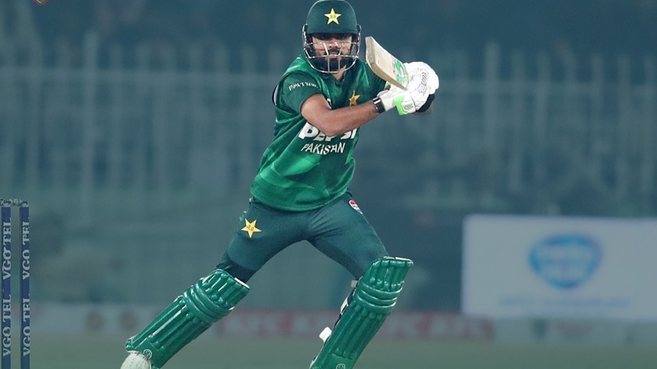 Pakistan beat Sri Lanka by six wickets to win Tri-Nation Series trophy