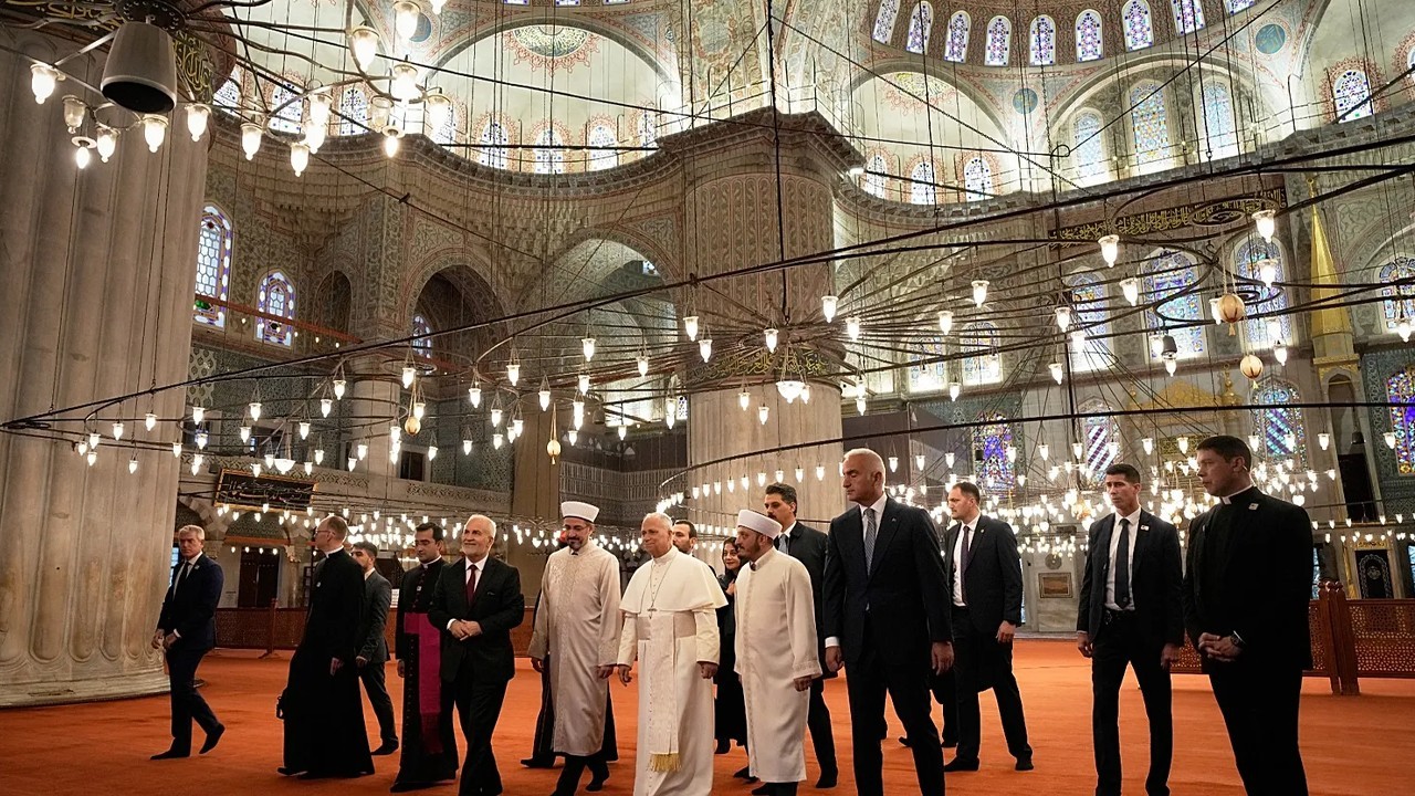 Pope Leo visits Blue Mosque in Istanbul