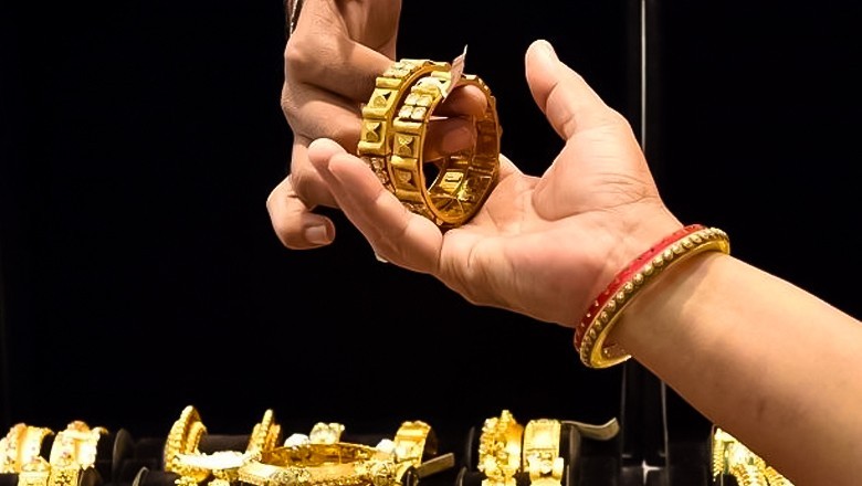 Gold prices fall Rs2,700 per tola in Pakistan