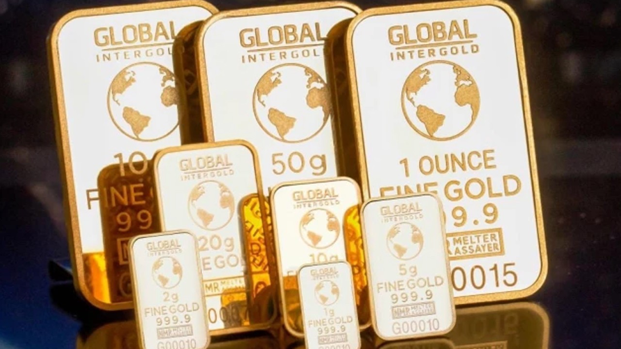 Gold prices decline by Rs2,300 per tola