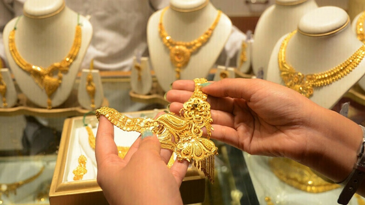 Gold prices surge by Rs1,600 per tola in Pakistan