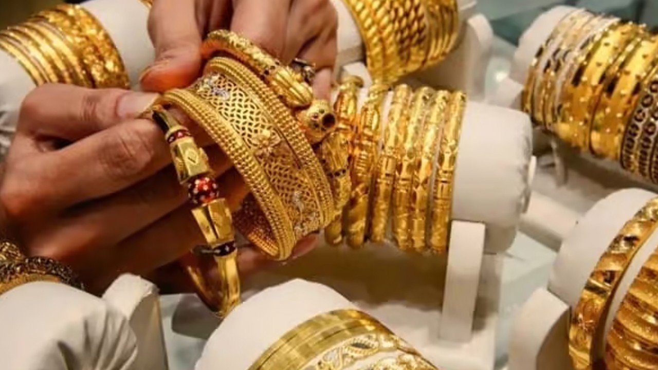 Gold price rises by Rs500 per tola in Pakistan