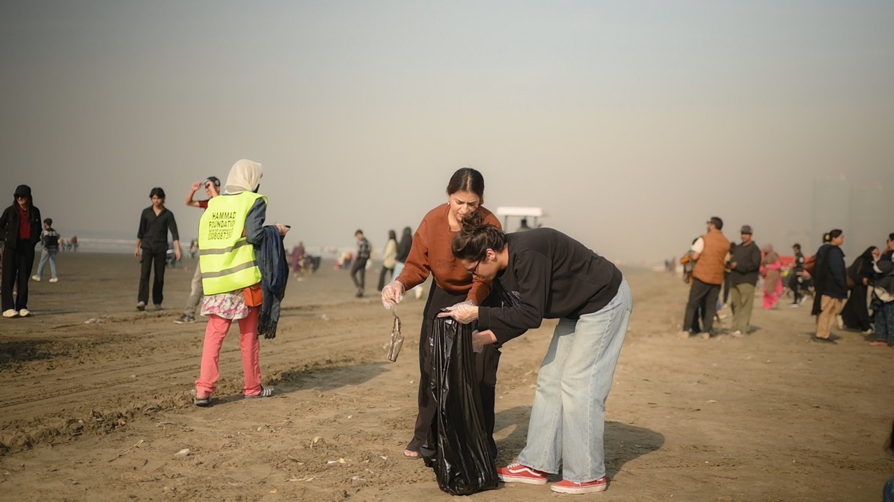 Young volunteers clean Seaview beach on Quaid-e-Azam’s birthday