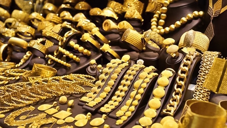Gold price falls by Rs5,500 per tola in Pakistan