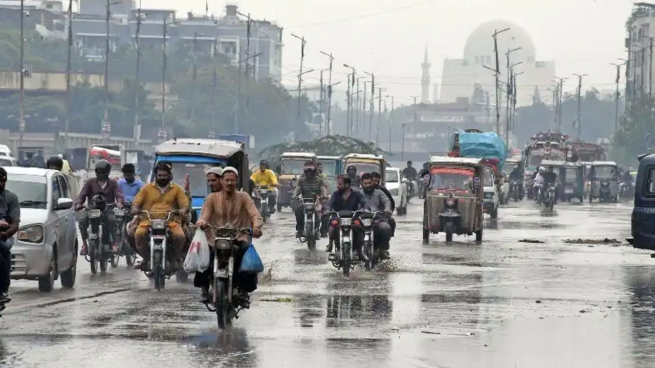 Karachi to experience light rain tomorrow: PMD