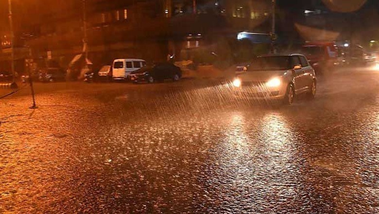 Karachi gets drenched in first winter rain, temperatures drop