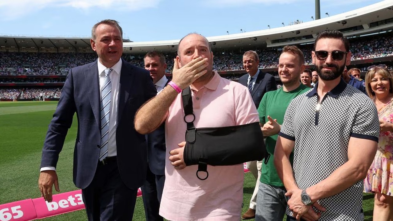 Crowd erupts into thunderous ovation for Bondi hero at Ashes Test