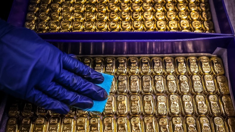 Gold prices surge by Rs9,200 per tola in Pakistan