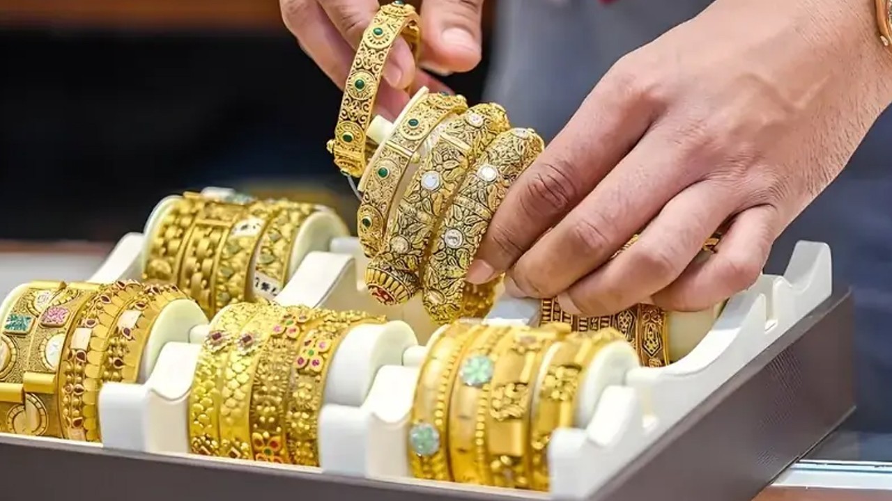 Gold price surged by Rs900 in Pakistan