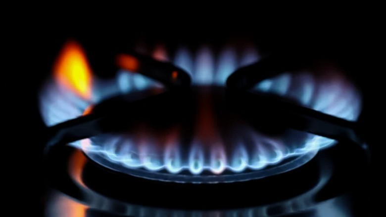 SSGC mulls suspending gas supply to industries on Saturday amid shortage