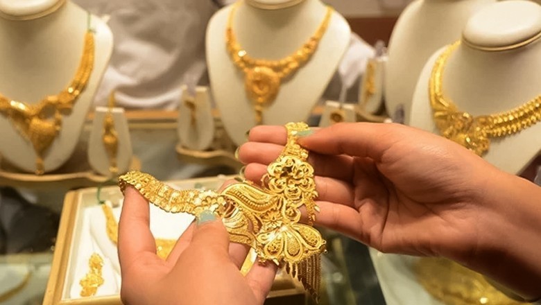 Gold prices decline by Rs3,700 per tola in Pakistan