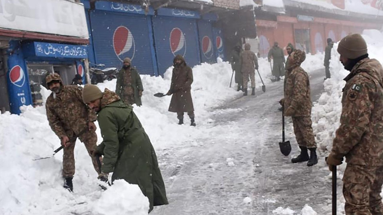 Snowstorm paralyses Pakistan’s north, stranding hundreds