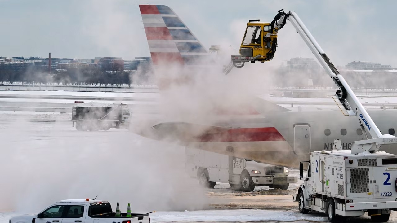 Severe winter storm in US kills at least 11, grounds 19,000 flights