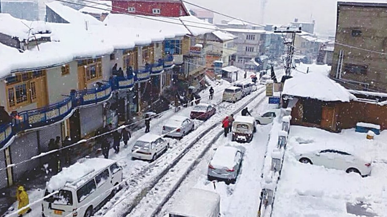 Record snowfall paralyses Naran, Kaghan