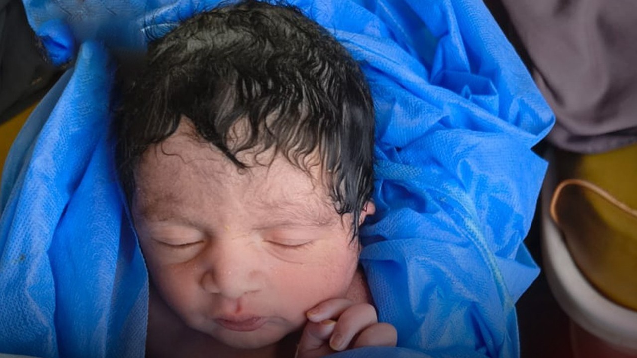Woman gives birth to baby on Rahman Baba Express in Karachi