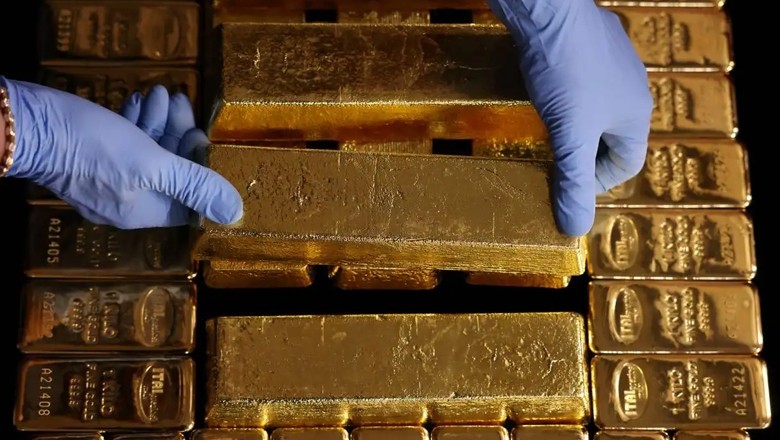 Gold prices surge by Rs2,300 in Pakistan