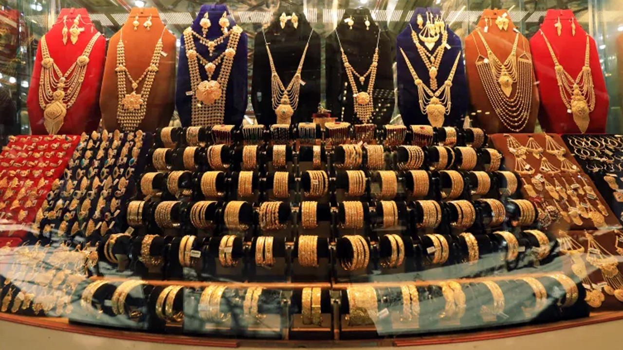 Gold prices climb further as per tola rate hits Rs526,962