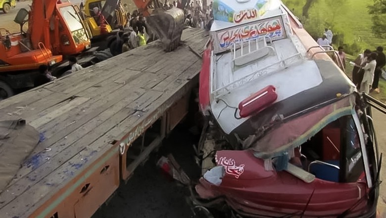 11 killed, 6 injured in bus-trailer collision in Khairpur