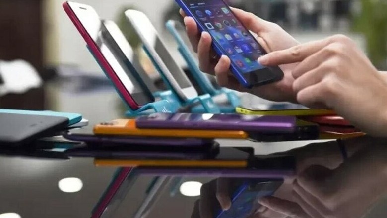 Government mulls 20% excise duty on imported mobile phones