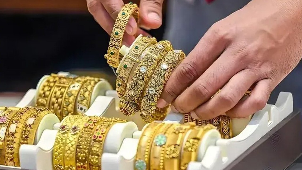 Gold surges by Rs 3,000 in Pakistan