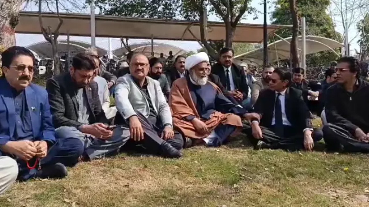 Opposition leaders protest outside SC for immediate hearing of Imran’s cases