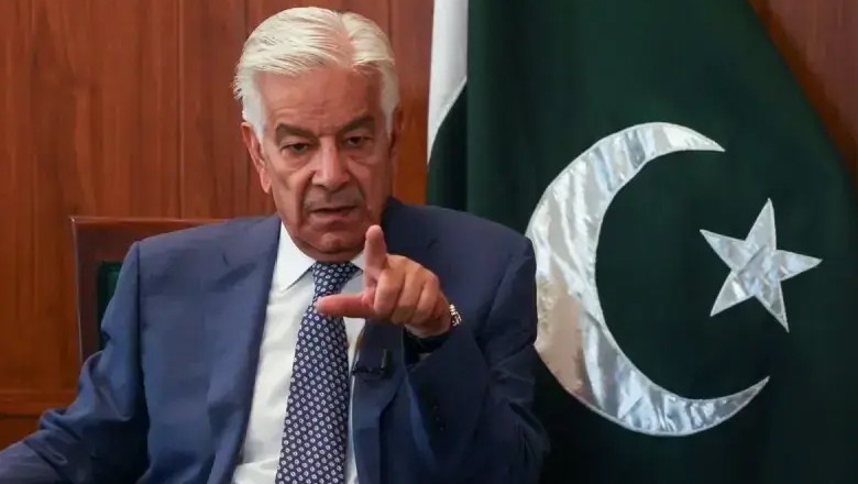 Khawaja Asif says armed forces giving ‘decisive response’ to Afghan aggression