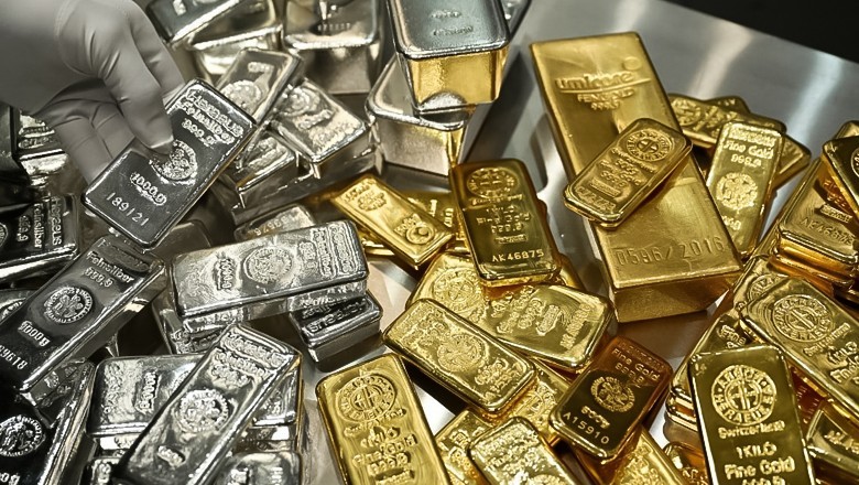 Gold falls, silver rises in local and international markets