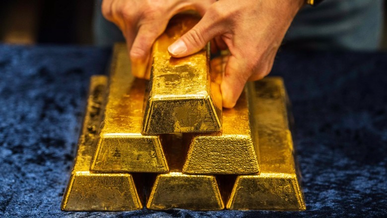 Gold price per tola declines by Rs 3,400 in Pakistan