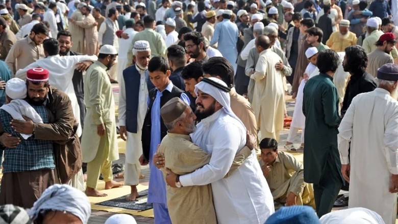 Pakistanis celebrate Eidul Fitr with religious zeal