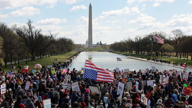 Anti-Trump 'No Kings' rallies pop up in thousands of US cities