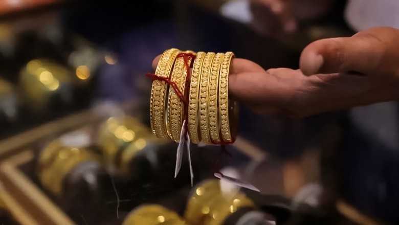 Gold rises Rs3,500 per tola in Pakistan