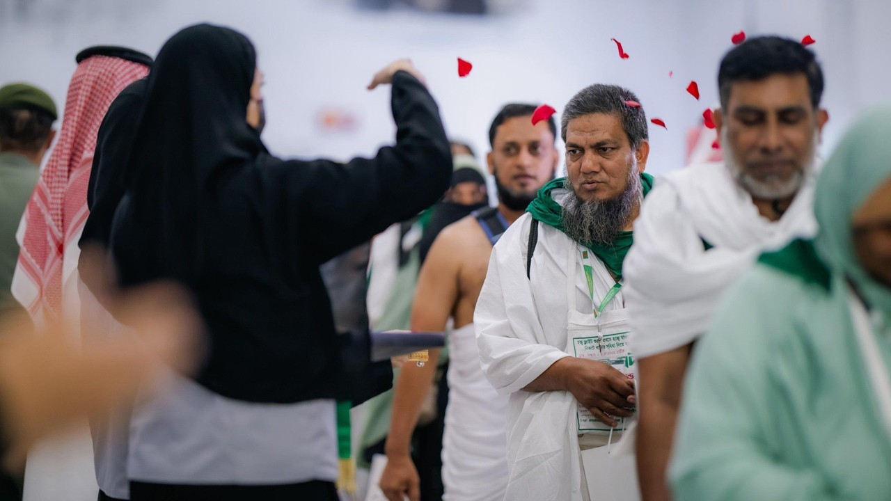 First flight of Pakistani pilgrims arrives in Madinah as Hajj mission gives a warm welcome
