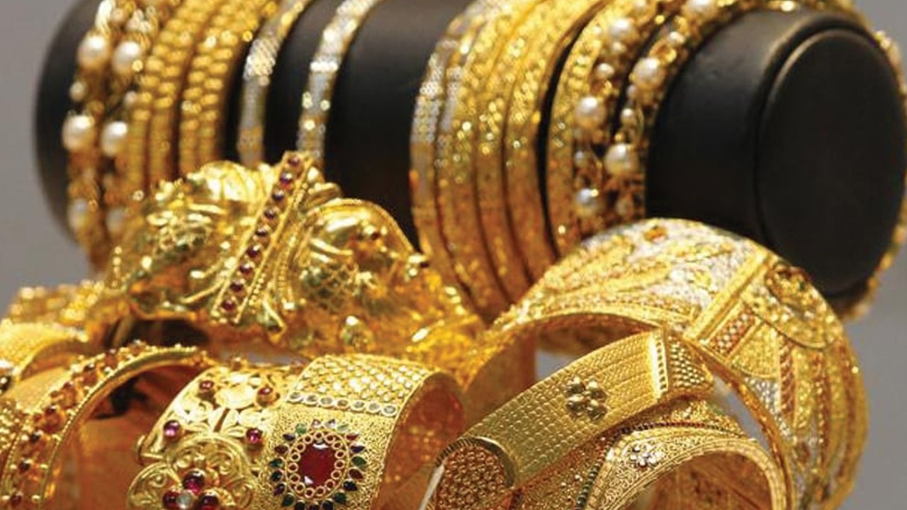 Gold prices fall Rs1,000 per tola in Pakistan amid global decline